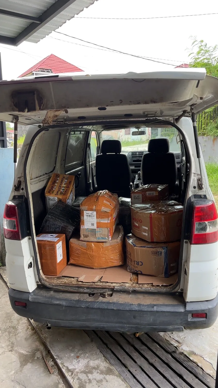Kardus kiriman tersusun di mobil boks