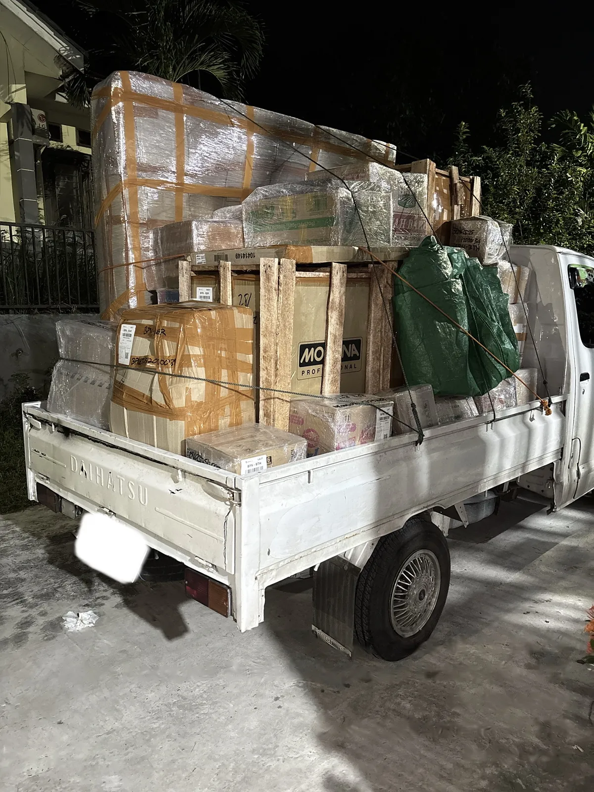 Pikap memuat barang kiriman