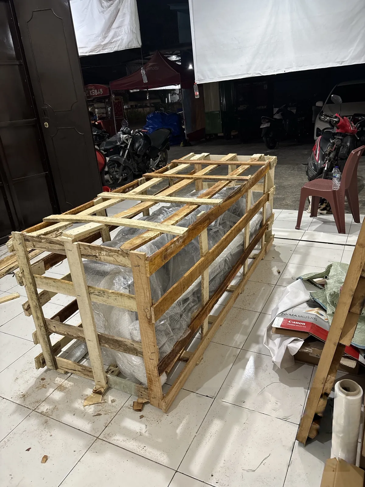 Packing peti kayu untuk sepeda motor